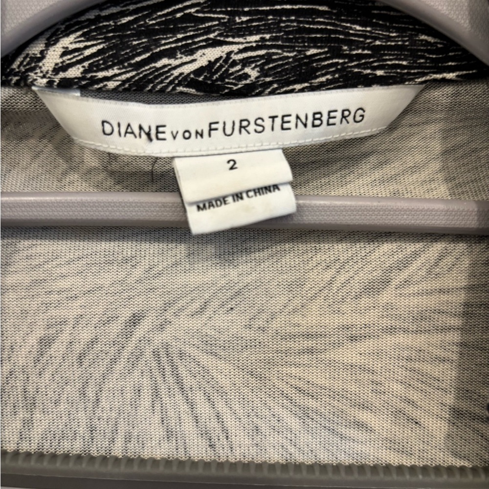 Diane Von Furstenberg Black and White Patterned Silk Wrap Dress. Size 2 - Picture 3 of 6